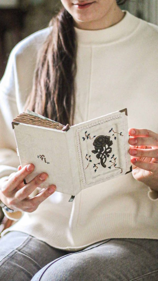 Cuaderno blanco con flor - Imagen 2