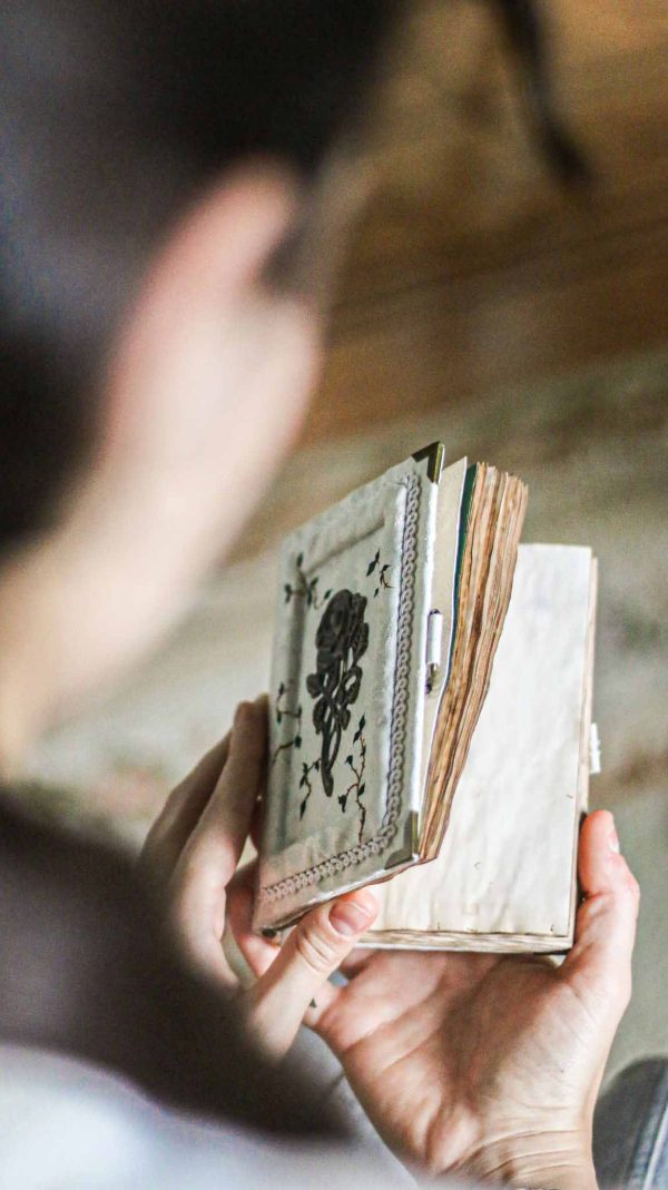 Cuaderno blanco con flor - Imagen 3