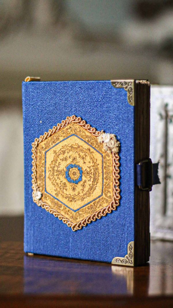Cuaderno azul con azulejo